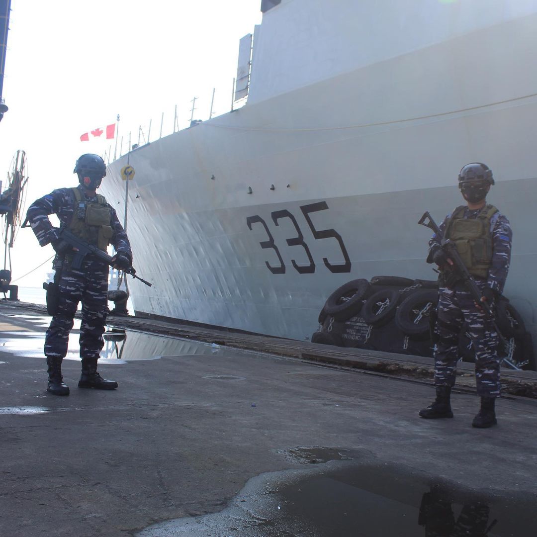 WarshipCam's tweet image. HMCS Calgary (FFH 335) Halifax-class frigate docking in Jakarta, Indonesia - July 2, 2021 #hmcscalgary #ffh335

* photo posted by @Jatosint