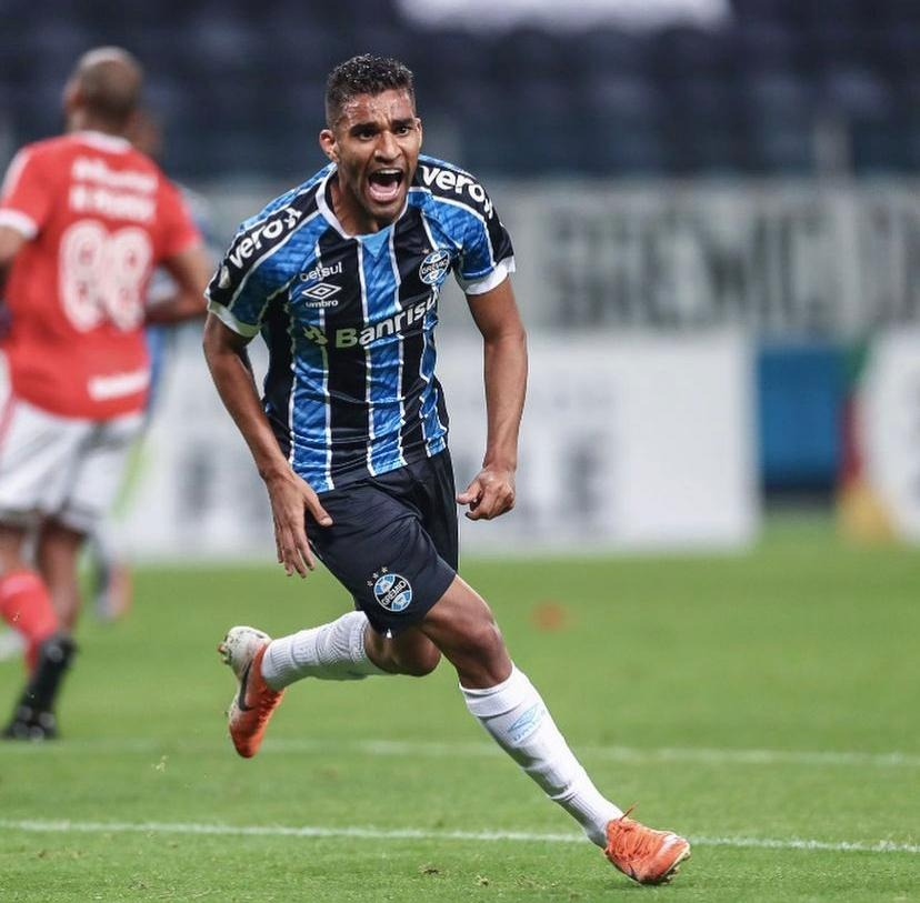 pelasbeiradas's tweet photo. MAIS UM REFORÇO! 

O América está perto de oficializar o meia-atacante Isaque, ou seja, seu 13º reforço na temporada. 

Na última quinta-feira (1), o presidente do Coelho, Alencar da Silveira Júnior, confirmou o acordo verbal com o jogador.

Confira 👇🏾

#AméricaJPB https://t.co/BVZpYcZN4V