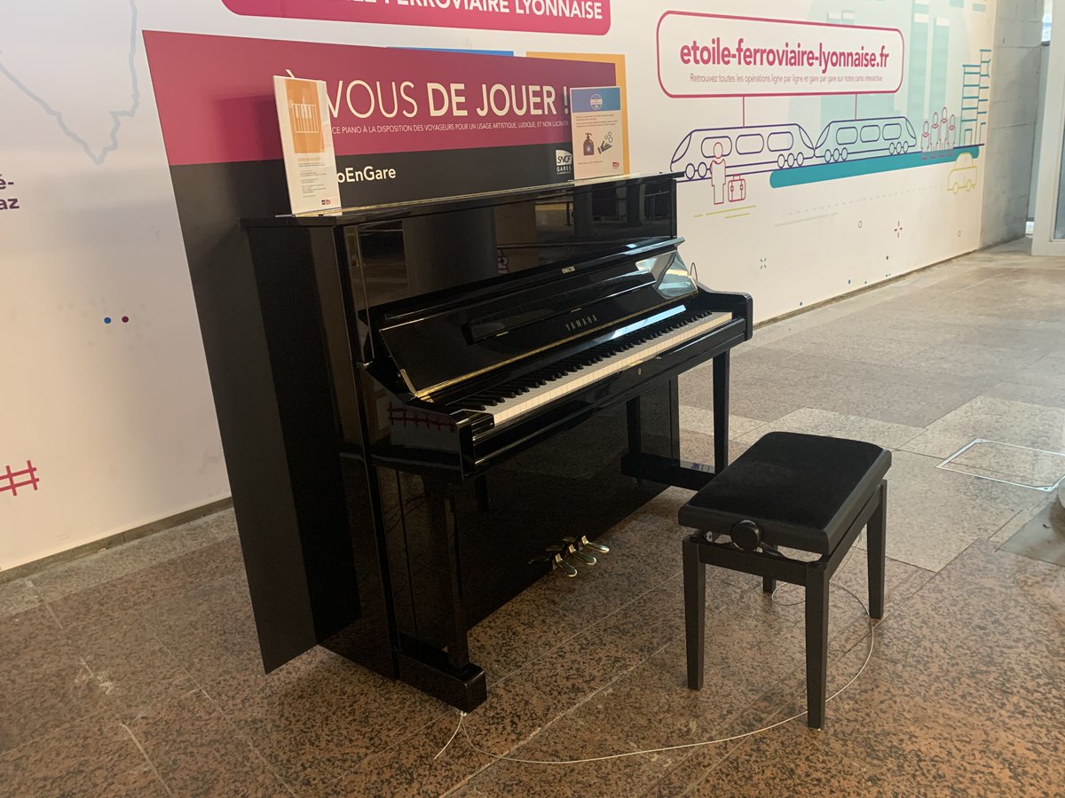 🎶Après plusieurs mois de silence, les pianos🎹 sont de retour dans vos gares lyonnaises!
Nous avons hâte d'entendre à nouveau vos mélodies faire écho en🚉#GaredeLyonPartDieu #GaredeValenceTGV #GaredeLyonStExupéry #PianoEnGare #GaresRemarquables
