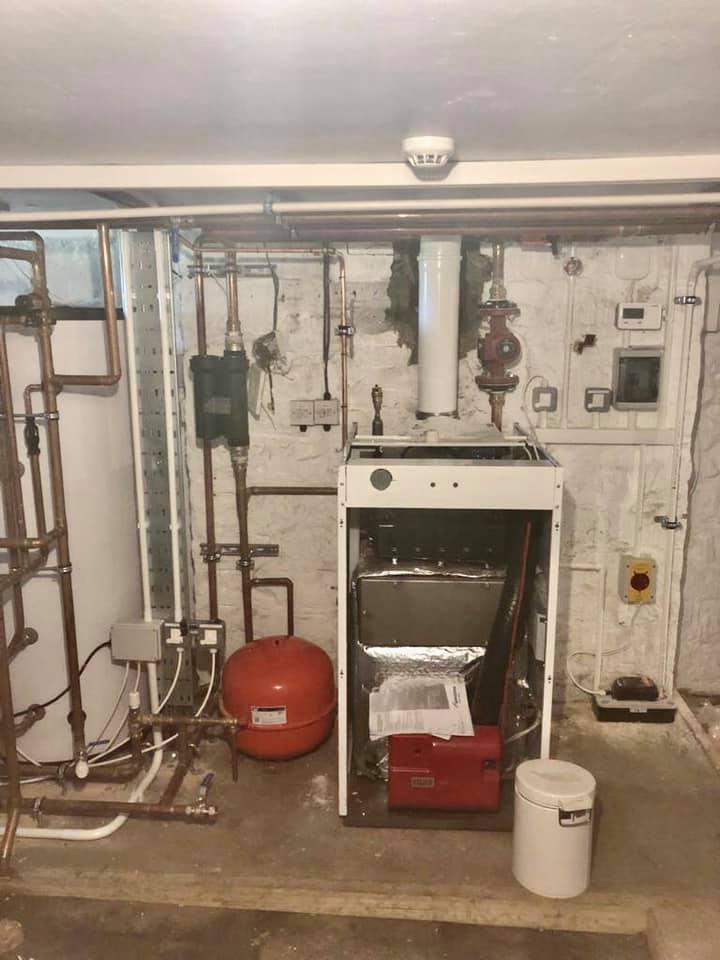 SWL_1978's tweet image. A lot of effort has gone into this complete refurbishment in Frocester. We have supplied and fitted a new oil boiler, 2x unvented cylinders and a mains water boost set.

Great Work!!

#SWL