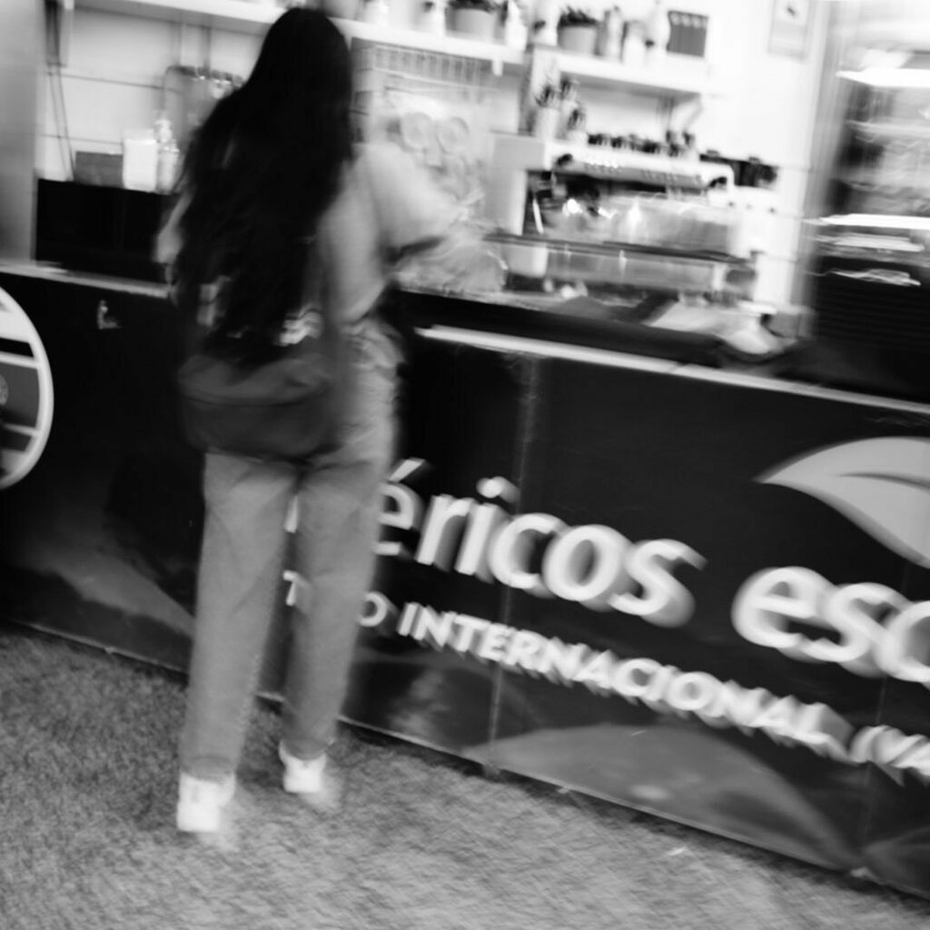 antonio_delgado's tweet photo. Trepidada. Torcida. Cabeza casi cortada. Tampoco buscaba la foto perfecta #arteimperfecto #imperfectart #paseosporMadrid #Madrid #mividaenblancoynegro #mylifeinblackandwhite #bn #bw #fotografiatuvida #photographyourlife #sooc https://t.co/JWgyLt2bi0