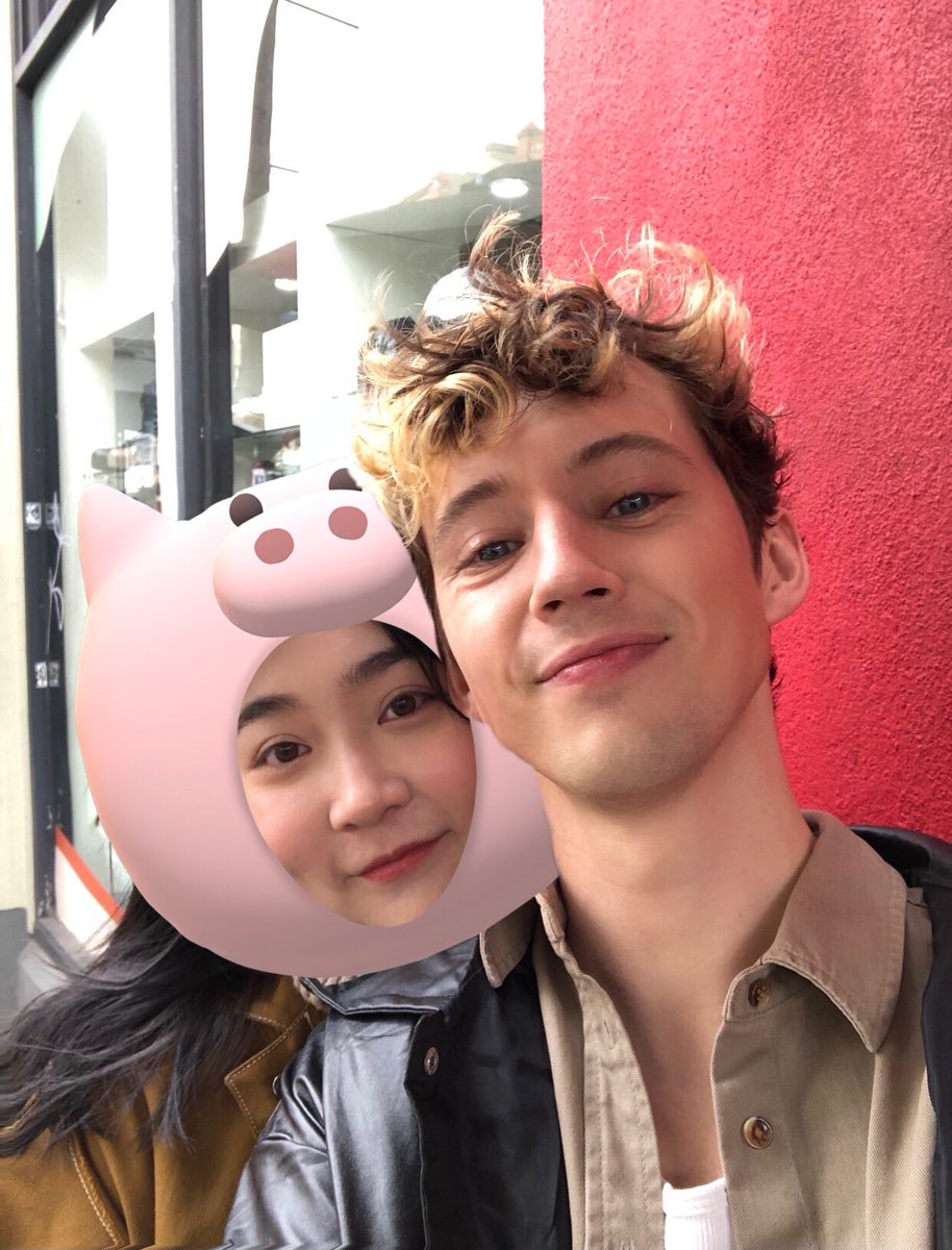 feelateasesivan's tweet photo. told @troyesivan i had a really bad day he asked me why and we talked about it a lil bit he’s an angel in real life👼🏻 https://t.co/KHDHbguuf5