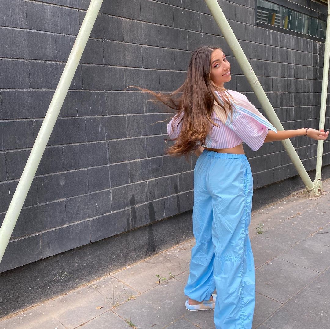 SonyMusicSpain's tweet photo. Enamoradxs del outft de #LuciaFernanda ... y de ella entera en general 💙 ¿Tienes ya canción favorita de su nuevo álbum "Yelem"? 💿 https://t.co/KLXAzJqTTn