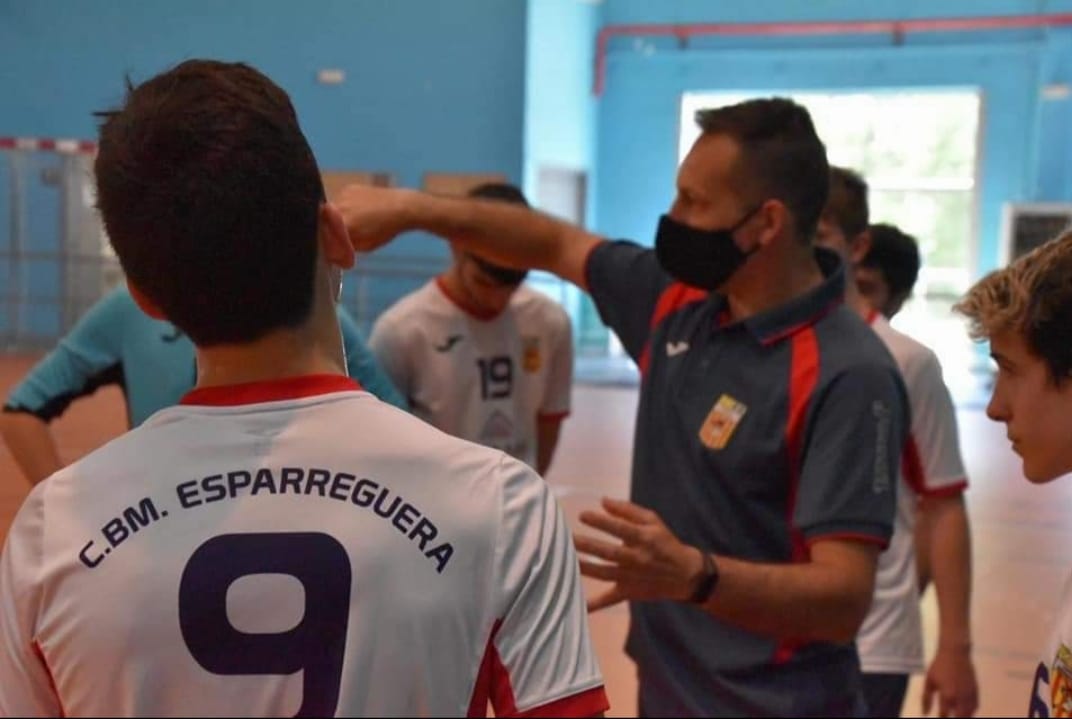 <a href="/SGibert78/">Sergi Gibert</a> fa molts anys q ajuda al Club dirigint equips, destacant l'excelent feina realitzada en l femení. Ha estat jugador, fins i tot va acabar compaginant la direcció dl darrer Sènior
Aquesta temporada ja ha anat coneguent a varis jugadors, formant part dl Staff dl Juvenil