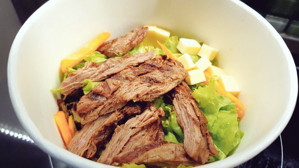 YumekanaeY's tweet photo. 今夜は、ABUBAの牛肉乗せ「Abuba's Signature Salad」に、Papayaのコールスローサラダとマカロニサラダ、そして食感を加えるSpix SOBAをコラボした贅沢サラダ🥗

#salad #beef #abuba #papaya #ベビースターラーメン #牛肉 #サラダ #コラボ #マカロニサラダ #コールスローサラダ https://t.co/0PQU621zi7