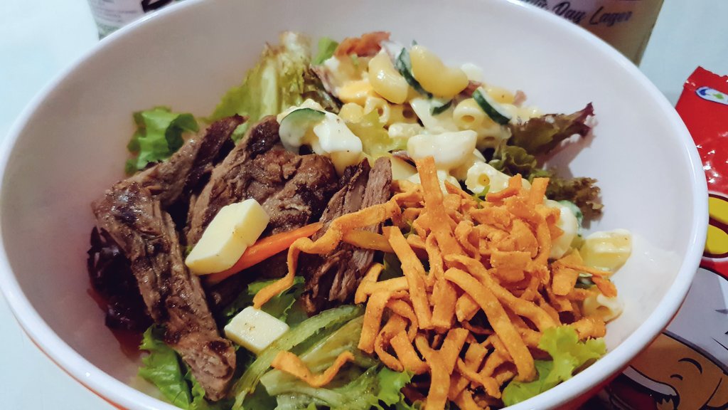 YumekanaeY's tweet photo. 今夜は、ABUBAの牛肉乗せ「Abuba's Signature Salad」に、Papayaのコールスローサラダとマカロニサラダ、そして食感を加えるSpix SOBAをコラボした贅沢サラダ🥗

#salad #beef #abuba #papaya #ベビースターラーメン #牛肉 #サラダ #コラボ #マカロニサラダ #コールスローサラダ https://t.co/0PQU621zi7