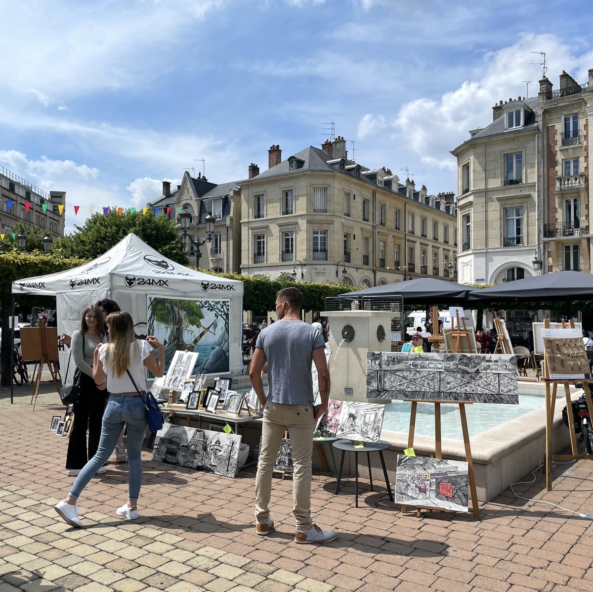 VilledeReims's tweet photo. Avant le concert ce soir à 19H au #Cryptoportique, des #expositions et #performances artistiques sont proposées cet après midi, place du Forum, rue de Tambour et devant l’hôtel de ville de #Reims avec l’association « Sors ton #art » https://t.co/PYSip5XgVR