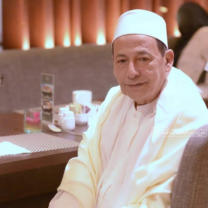 dailynu1926's tweet image. &quot;Boleh jadi rezekimu berupa keselamatan dan kesehatan. Mungkin juga ditutupi setiap kesalahanmu atau diselamatkan dari keburukan, atau orang suka padamu. Atau keluarga yang menghangatkanmu. Jangan membatasi rezeki pada materi.&quot;

(Al Habib Muhammad Luthfi bin Ali bin Yahya)