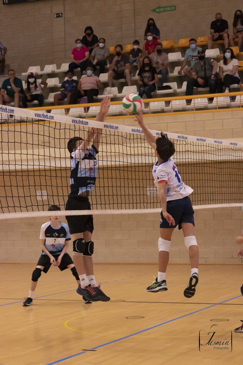 ...Gracias también a la Real Federación Española de Voleibol  y a la Fvcl - Federacion de Voleibol Castilla y Leon , por confiar en nosotros y por ayudarnos en la organización previa en todo lo que hemos necesitado.

4/5