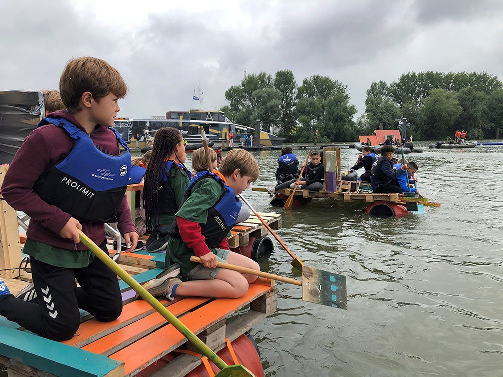 GemDordrecht's tweet photo. #burgemeester @WouterKolff &amp; kinderburgemeester @LcsVanDijk gaven om 11 u het startschot aan https://t.co/9Ld4fmSku5 voor de Grote Reddingsdag. Leerlingen uit groep 6 brachten op zelfgebouwde vlotten bewoners over rivier het Wantij naar De Staart. Vanavond in NOS @jeugdjournaal. https://t.co/JVPQDlCgzI