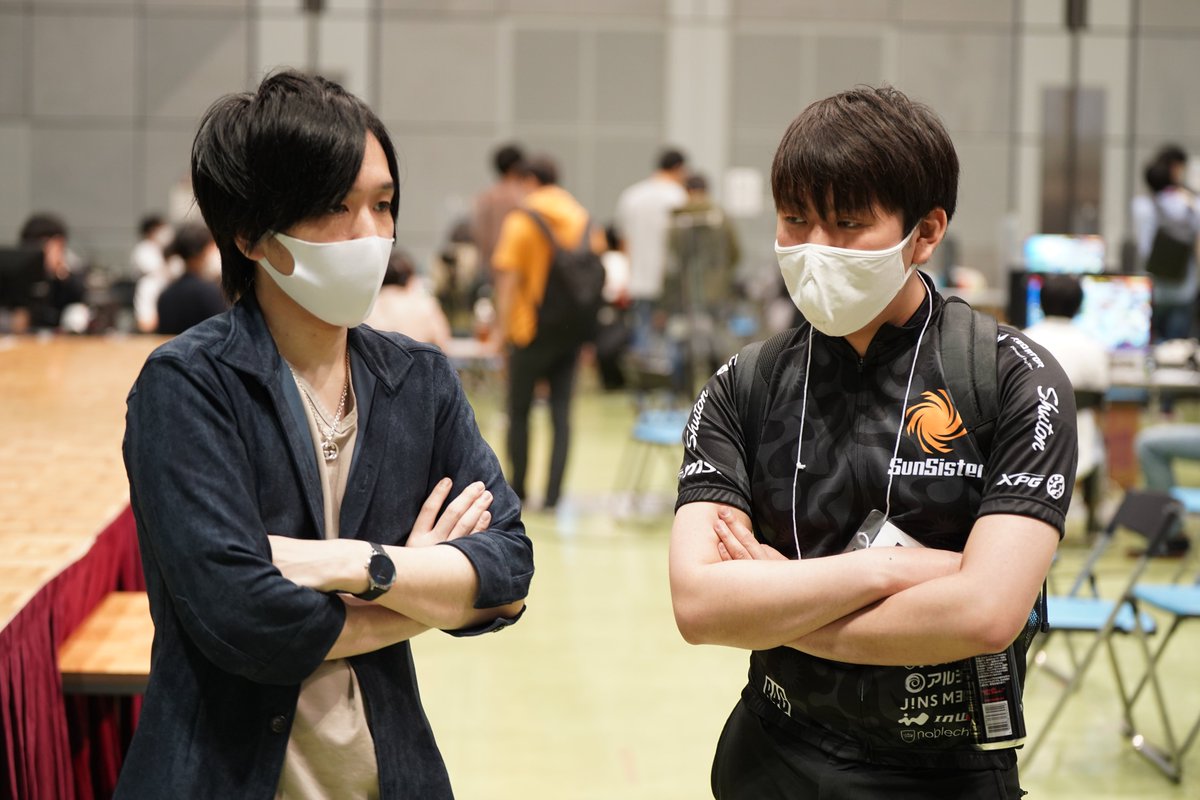 tenuhe's tweet photo. 語り合っているようで全く違う対戦台を見ている二人

VGBC対戦台を見てる人：SST | Shuton @syu_tolimar  
勝ち上がった方がしゅーとん選手と対戦する試合を見ている人：Shogun @Shogun_Snake 

#スマブラSP篝火 #kagaribi_smash https://t.co/QQiNNe0NTy