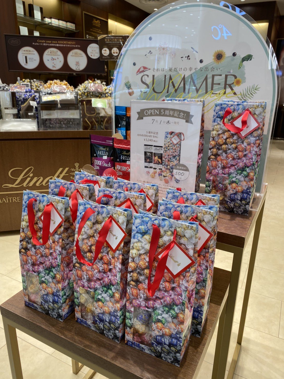 リンツ ショコラ カフェ ブティック リンツ ショコラ ブティック カフェ 仙台パルコ2店のチョコレート売り場が広くなってリニューアル オープン5周年を記念してanniversary Bagを数量限定で販売中 なくなり次第終了 T Co Dszhxttvlt T
