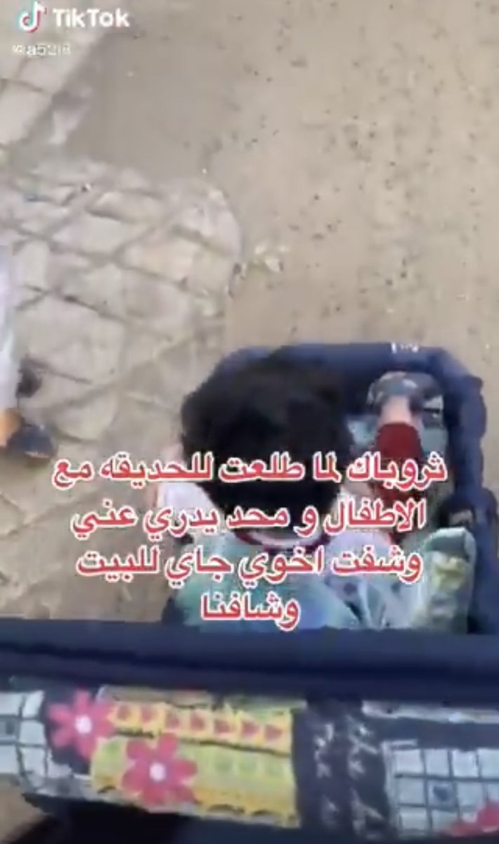 Sam1_2025's tweet photo. أمهات ياخذون عيالهم للديزني و اليونيڤيرسال و رحلات بالكروز في اجواء و طبيعة خيالية طيارة سيارة باصات مشي فنادق كروز بحري بالايام و بكل وناسة و أمان 

و عند اسر الصحونج تتجسد تعاستها مرعوبة نفسها يتقطع لأن اخوها كفشها راجعة من البقالة ماشية وسط الغبر كانت تشتريلهم حلويات و شبس 🤷🏻‍♂️ https://t.co/YfDqKt2iOL