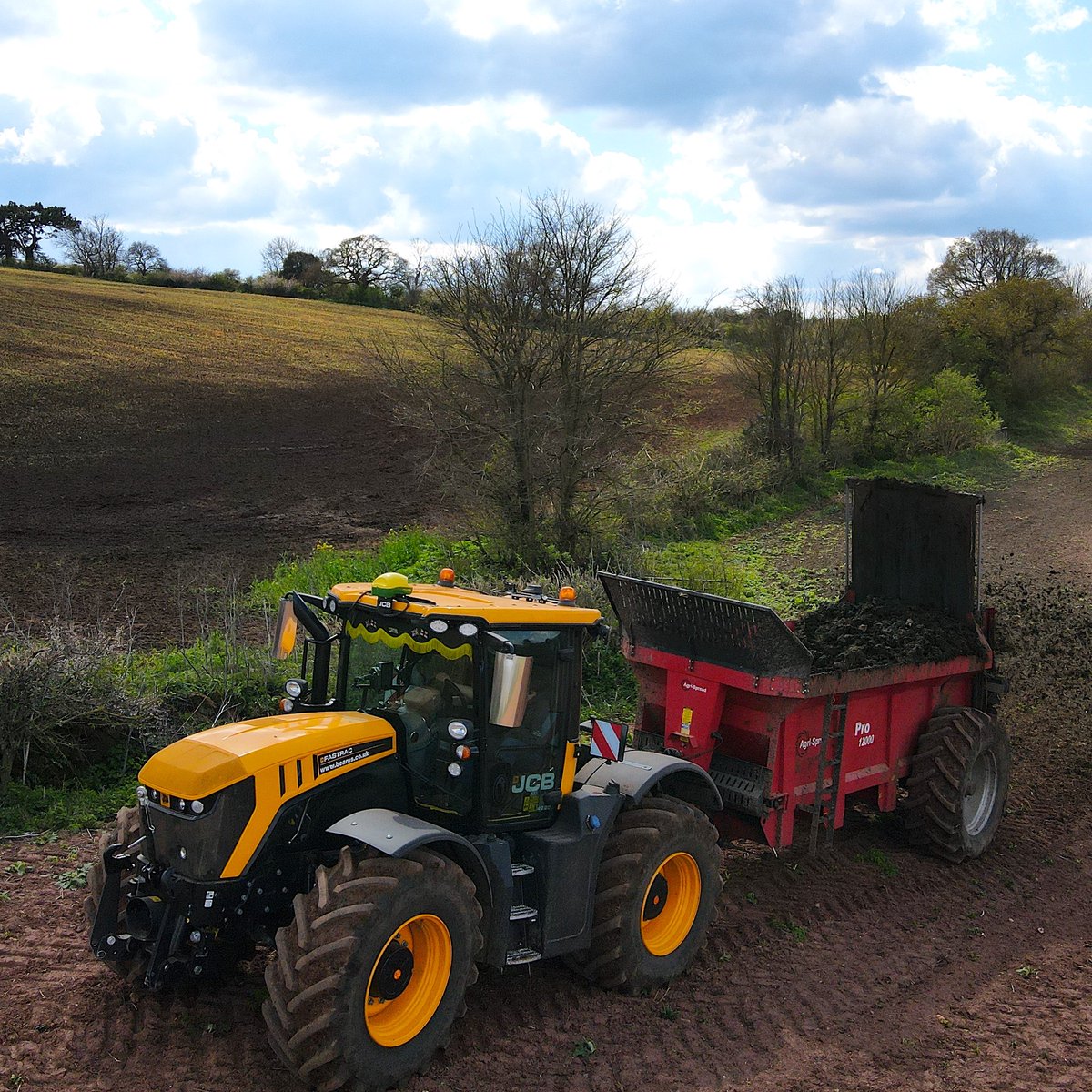 JCBagriculture's tweet photo. Richard Parr’s Fastrac spreading at Matford near Exeter. Photo: Tom Beynon Agri Photography

#FastracFriday #JCBmoment https://t.co/eE9M0JKG93