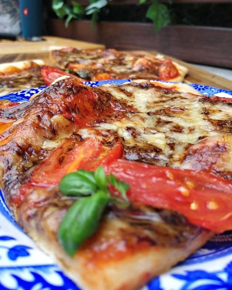 Homemade Cahill's Irish Porter cheese &amp; mozzarella pizza! 🍕🍕 The marbled effect of the Porter cheese gives the pizza a very colourful look 😍 Irish Porter cheese adds a caramel, smokey undertone flavour to this pizza. Thanks <a href="/hama19uk/">Indianblonde</a>  for producing this masterpiece! 💯