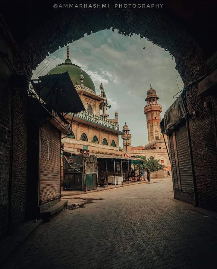 a__notepad's tweet photo. ایک طرف لمبی اُمیدیں...!! 
ایک طرف کُل نفسِ ذائقہ الموت...!!
.
.
🌸 Juma Mubarak 🌸
.
.
📸: @ammarhashmi_photography 

.
#lightroompk #ig_features_ #androonlahore https://t.co/6VUj8kvWgD