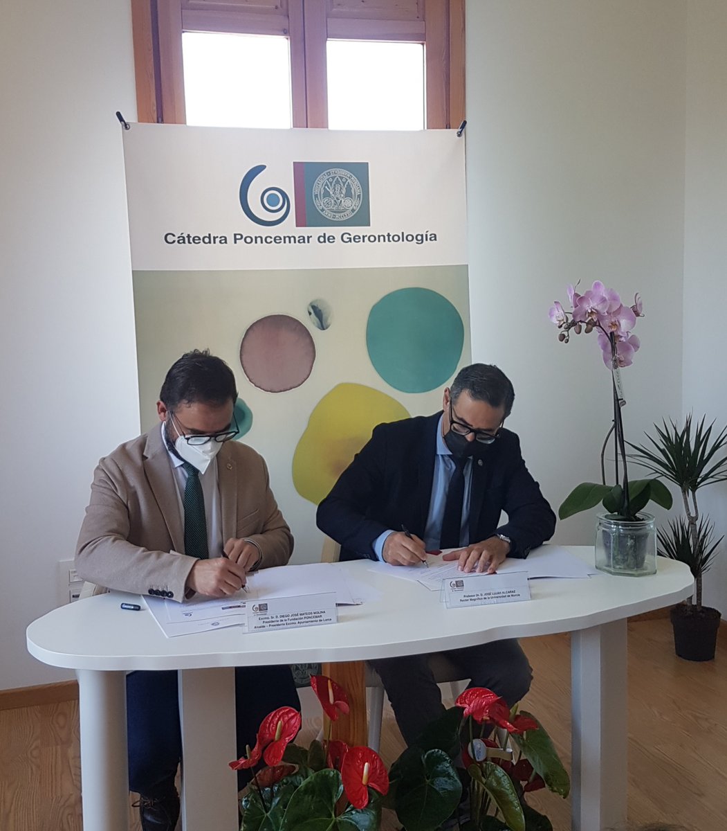 CatedraPoncemar's tweet photo. Convenio de colaboración entre la @FPoncemar y la @UMU
✅Mantenimiento de la Cátedra de Poncemar de Gerontología
✍️@DiegoJMateos y @JoseLujanRector firman el acuerdo en la sede de la Cátedra situada en la Casa del Capitán en el Campus de Ciencias Sociosanitarias #Lorca #Poncemar https://t.co/zAURNBYiq1