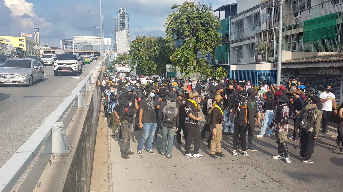 MayWongST's tweet photo. #Thailand anti-government protesters have been warned this gathering is illegal &amp; police can arrest anyone involved. Police continues to say it'll continue to gather evidence against protesters
#ม็อบ2กรกฎา #whatshappeninginthailand https://t.co/i81fStZ6ur