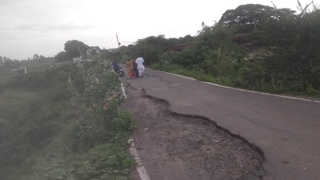 KoduruRecw's tweet photo. @CollectorGuntr @AndhraPradeshCM @SakshiHDTV @TV9Telugu 
ప్రమాదం అంచుల్లో కొలకలూరు-గుడివాడ ప్రజలు. అడుపుతప్పితే 10అడుగుల లోతులో ఉన్న కాలువలో పడిపోయి గల్లంతు కావడమే. ప్రమాదాలు జరుగుతున్నాయి.  ఈ రోడ్డు సరిచేసి ప్రజల ప్రాణాలు కాపాడాలి. ముఖ్యంగా #రైతులు ఎక్కువగా తిరిగే ప్రాంతం. https://t.co/Imh86jR7cW