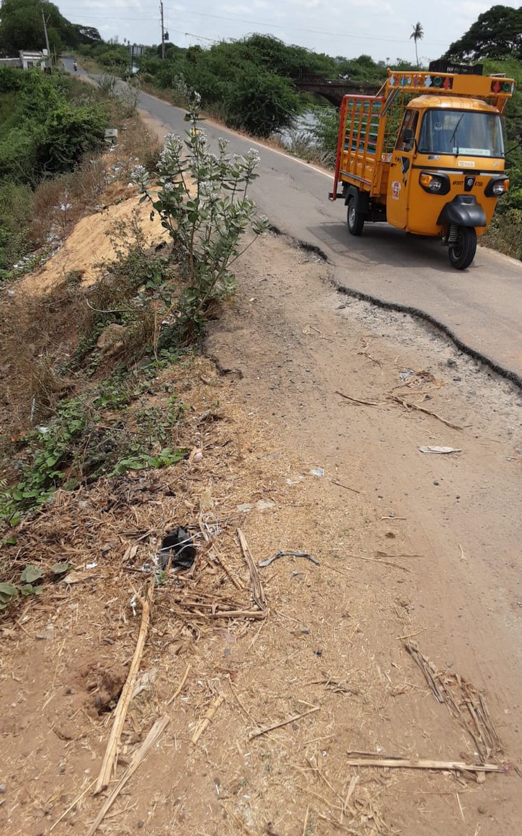 KoduruRecw's tweet photo. @CollectorGuntr @AndhraPradeshCM @SakshiHDTV @TV9Telugu 
ప్రమాదం అంచుల్లో కొలకలూరు-గుడివాడ ప్రజలు. అడుపుతప్పితే 10అడుగుల లోతులో ఉన్న కాలువలో పడిపోయి గల్లంతు కావడమే. ప్రమాదాలు జరుగుతున్నాయి.  ఈ రోడ్డు సరిచేసి ప్రజల ప్రాణాలు కాపాడాలి. ముఖ్యంగా #రైతులు ఎక్కువగా తిరిగే ప్రాంతం. https://t.co/Imh86jR7cW