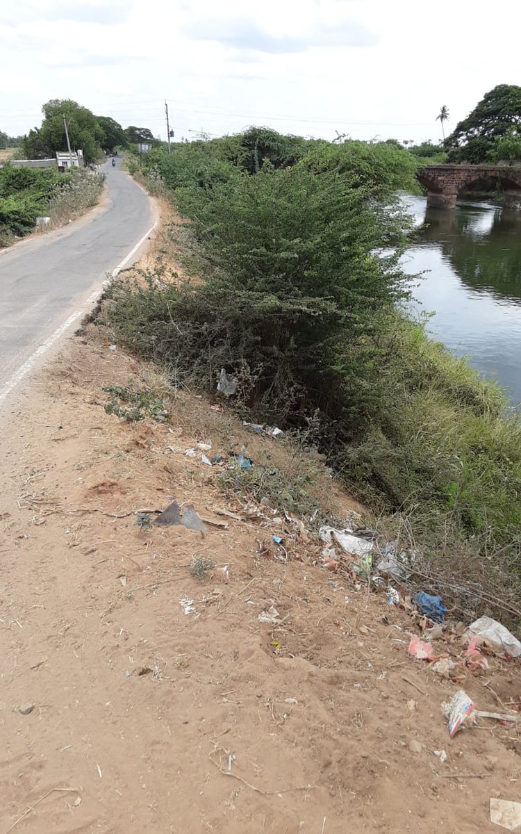KoduruRecw's tweet photo. @CollectorGuntr @AndhraPradeshCM @SakshiHDTV @TV9Telugu 
ప్రమాదం అంచుల్లో కొలకలూరు-గుడివాడ ప్రజలు. అడుపుతప్పితే 10అడుగుల లోతులో ఉన్న కాలువలో పడిపోయి గల్లంతు కావడమే. ప్రమాదాలు జరుగుతున్నాయి.  ఈ రోడ్డు సరిచేసి ప్రజల ప్రాణాలు కాపాడాలి. ముఖ్యంగా #రైతులు ఎక్కువగా తిరిగే ప్రాంతం. https://t.co/Imh86jR7cW