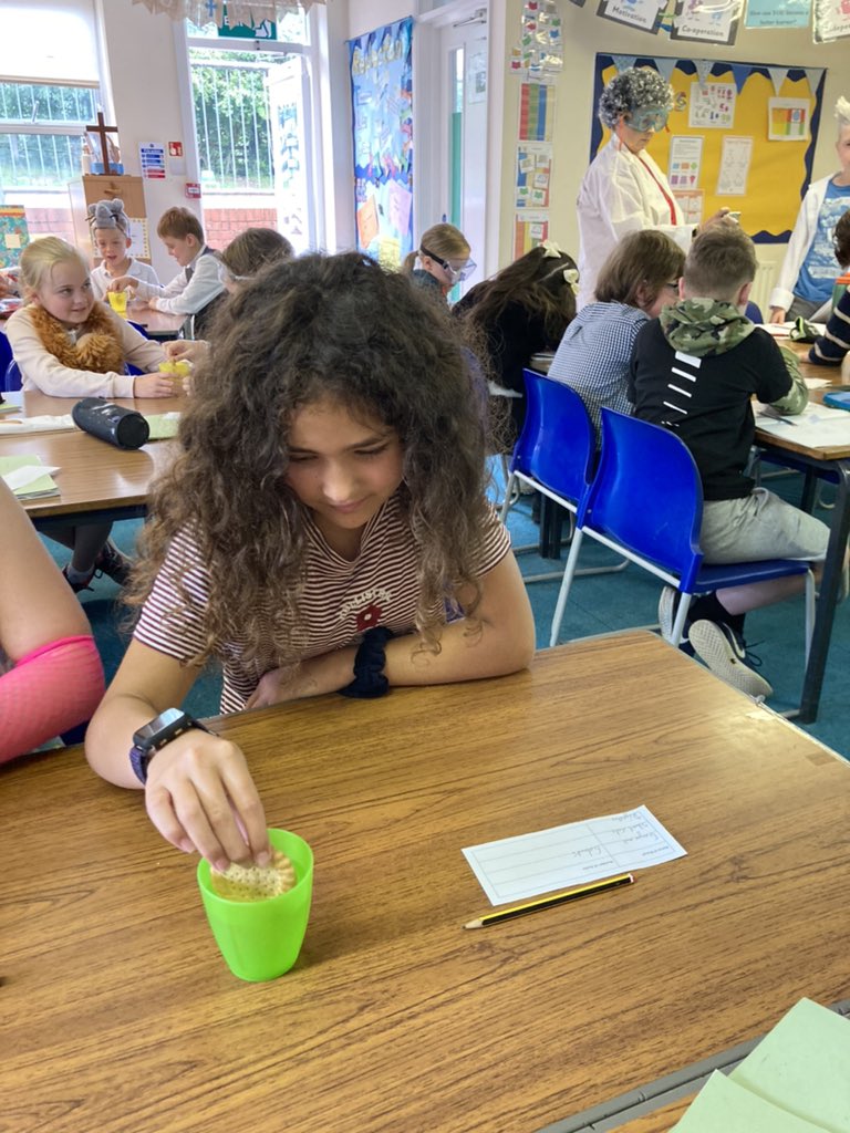 WarnhamCEP's tweet photo. Marvellous start to Warnham Science Day 2021. Which biscuit is the strongest for dunking in tea? Digestive, shortcake or ginger snaps! #badgerclass #scienceday #science 𦑠https://t.co/BFK7jCUbP0