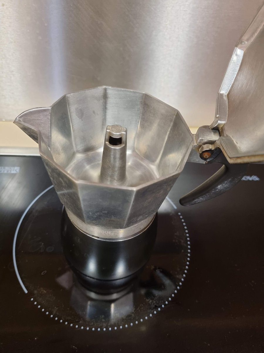 HumajJanko's tweet photo. @u_vlka Wow, this is unbelievable. I ordered a completely new coffee maker from you store but it looks like as if my grandma was using it.🤬😡 Afwul https://t.co/wY1ByDSXqw