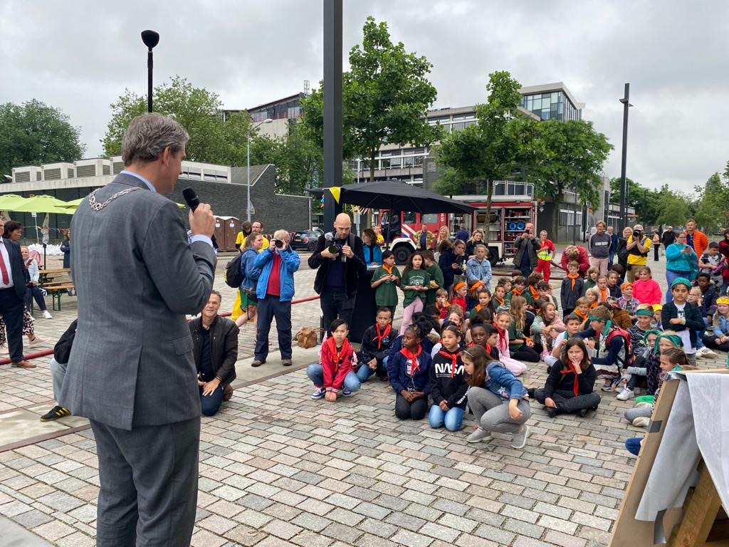 WouterKolff's tweet photo. 600 jaar geleden vond de St. Elizabethsvloed plaats, waarbij Dordrecht en de wijde regio eromheen zwaar overstroomden. Vandaag: de “redders van Dordt” waarbij veel Dordtse kinderen met vlotten leren omgaan met de risico’s van water. Samen met @LcsVanDijk opende ik het evenement! https://t.co/9NLFWHD2r1