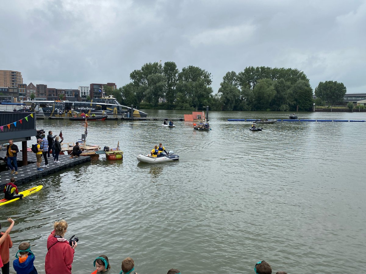 WouterKolff's tweet photo. 600 jaar geleden vond de St. Elizabethsvloed plaats, waarbij Dordrecht en de wijde regio eromheen zwaar overstroomden. Vandaag: de “redders van Dordt” waarbij veel Dordtse kinderen met vlotten leren omgaan met de risico’s van water. Samen met @LcsVanDijk opende ik het evenement! https://t.co/9NLFWHD2r1