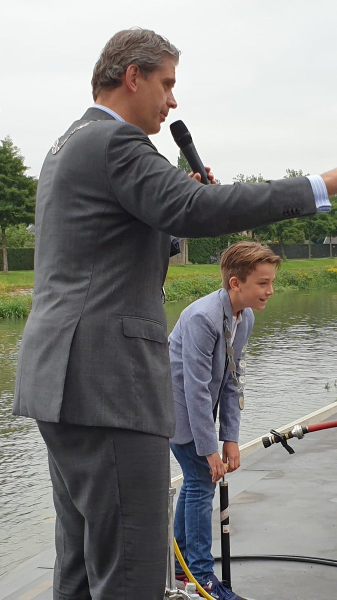 WouterKolff's tweet photo. 600 jaar geleden vond de St. Elizabethsvloed plaats, waarbij Dordrecht en de wijde regio eromheen zwaar overstroomden. Vandaag: de “redders van Dordt” waarbij veel Dordtse kinderen met vlotten leren omgaan met de risico’s van water. Samen met @LcsVanDijk opende ik het evenement! https://t.co/9NLFWHD2r1