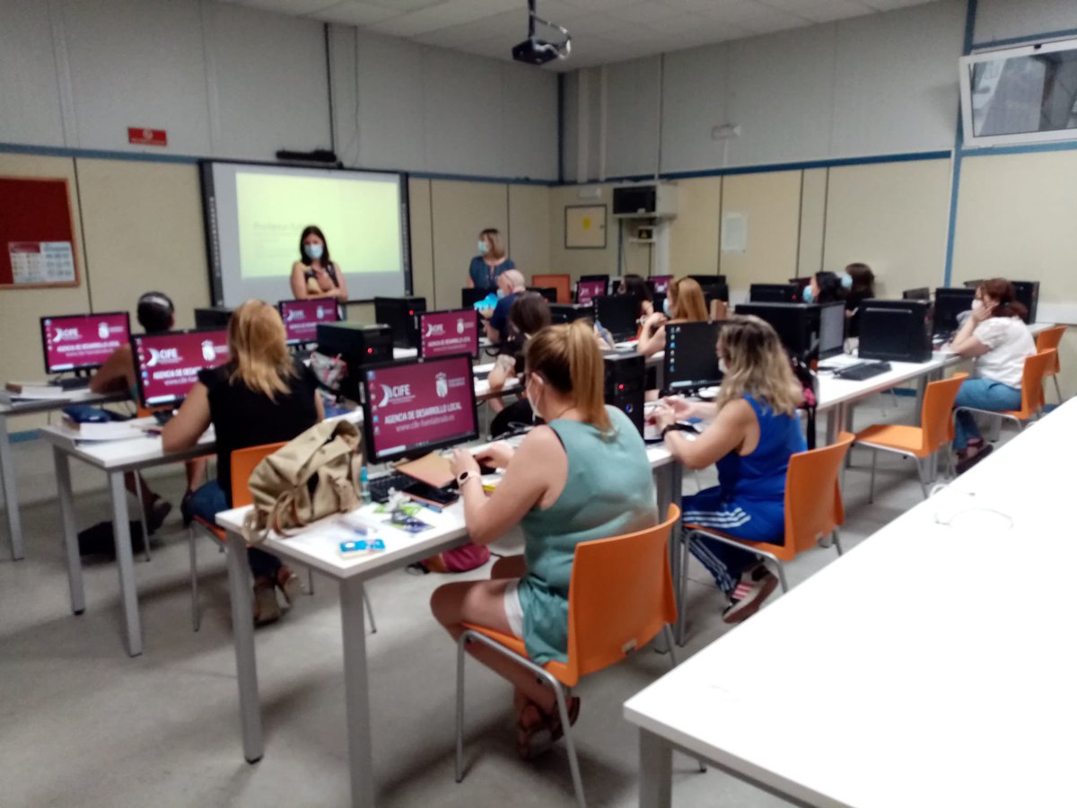 CIFE_Fuenla's tweet photo. Hoy arranca el curso "Gestión de la Cadena Logística y Aprovisionamiento" que cuenta con una duración de 80 horas, y va dirigido a personas desempleadas.
#CompromisoCIFE #AlíateConFuenlabrada https://t.co/0X19px2TR1