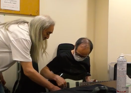 Providence_JPN's tweet photo. 日本を代表するギタリスト今剛さんとギターセットアッパー志村昭三さんのノーカット動画、これは必見です!お互いに信頼しあえる関係が分かりますし、終盤の今さん「オッ全然違う!?」この言葉〜
#BSTstudio #clockwisebst #今剛 #Guitarist #志村昭三 #ギターセットアッパー #PROVIDENCE #sD_102RVS https://t.co/CpxUTmAnLE