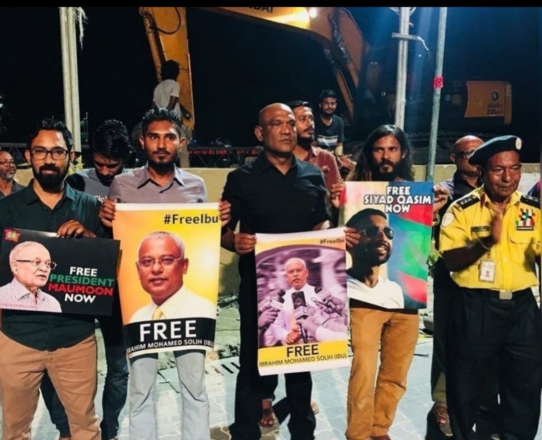husainaryf's tweet photo. #Indiaout
#F**kmodi
#F**kbjp
#F**kCoalitionGovt
#StandWithindiaout
#Savenation
#SaveHanimaadhoo
#SaveAddu
#Nationfirstlove ❤️
@Thimarafushi https://t.co/kCCeebHq6L