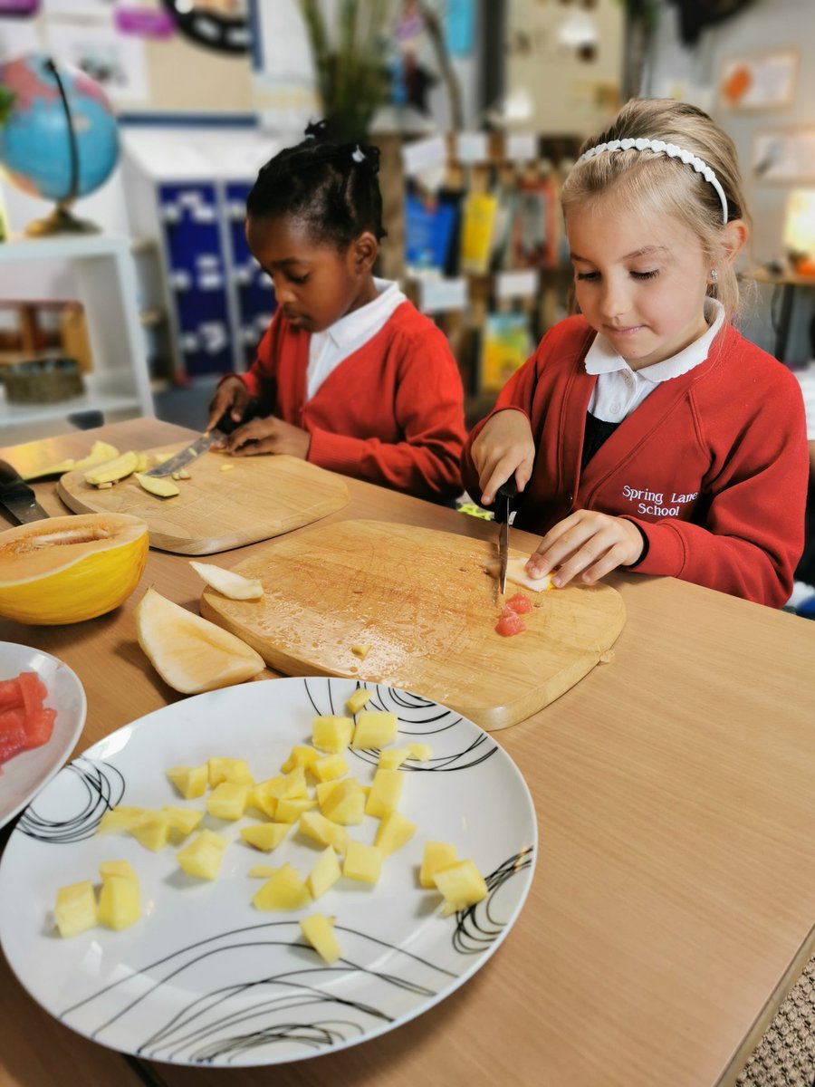 Yr 1 have been to the market this week to buy fruit to learn all about healthy eating! We then independently used utensils to prepare and eat the fruit 🍏