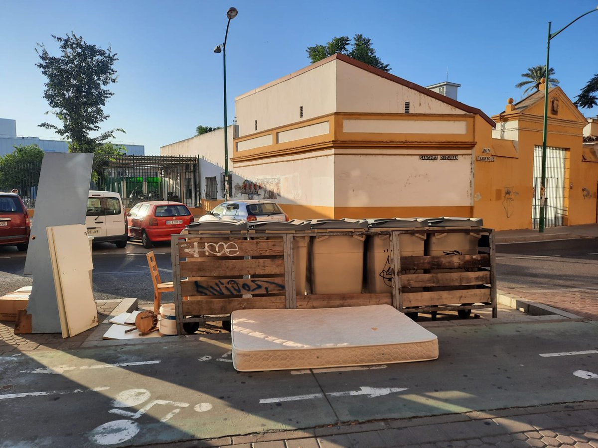 McArena87844326's tweet photo. Nos quejamos mucho de la limpieza en el barrio de la Macarena @LipasamSevilla ,pero lo cierto es que mientras haya vecinos incívicos que hacen estas cosas...esto nos avergüenza y nos deja sin argumentos
@DistritoVecino 
@MacarenaVecinos 
@PHabitable 
@SevillaCivica https://t.co/CnQxIvWMPY