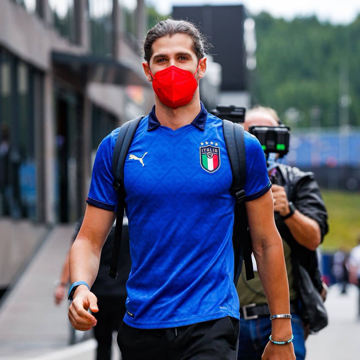 Anto_Giovinazzi's tweet photo. In 🇦🇹 con la maglia della nazionale 🇮🇹 prima della partita con il 🇧🇪 che si giocherà in 🇩🇪
Se non è amore questo... 💙💪
.
.
Arrived in style 💙
#VivoAzzurro #AustrianGP #AG99🐝 #BELITA https://t.co/cBgCMuAzRz