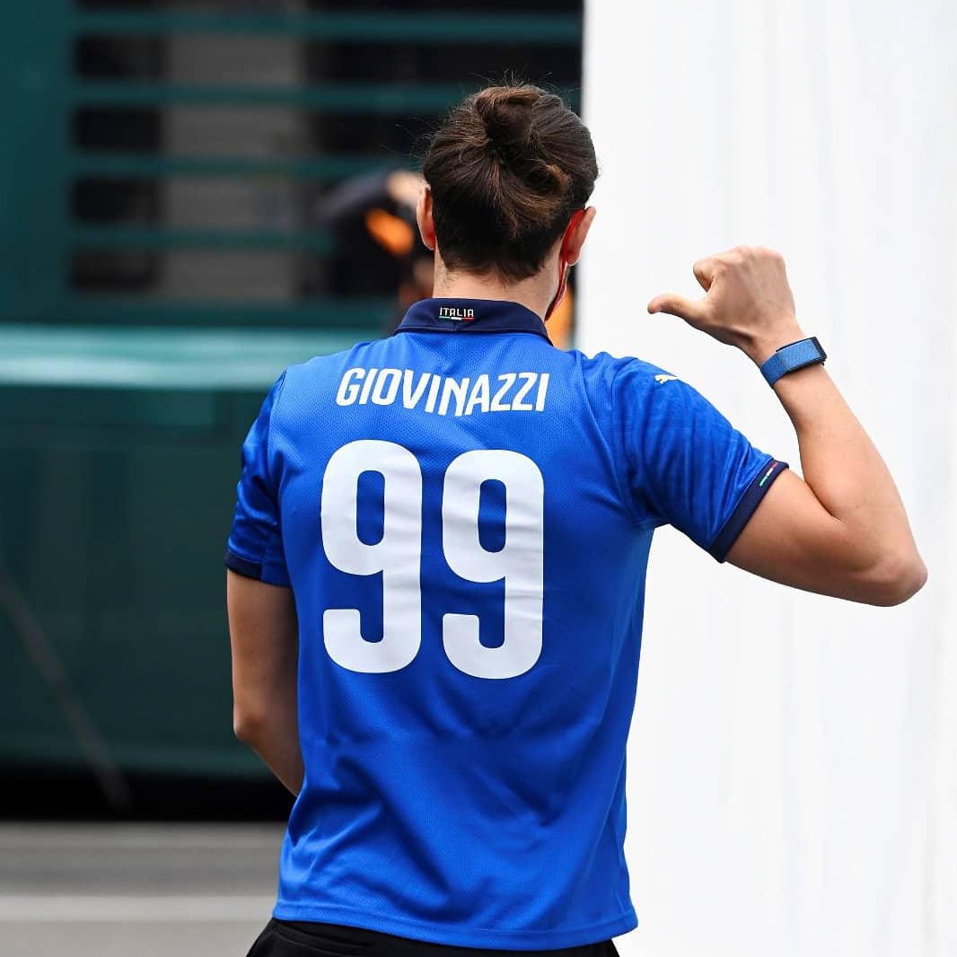 Anto_Giovinazzi's tweet photo. In 🇦🇹 con la maglia della nazionale 🇮🇹 prima della partita con il 🇧🇪 che si giocherà in 🇩🇪
Se non è amore questo... 💙💪
.
.
Arrived in style 💙
#VivoAzzurro #AustrianGP #AG99🐝 #BELITA https://t.co/cBgCMuAzRz