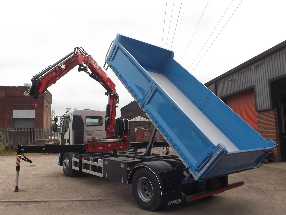 TipperBodies's tweet photo. @SpenboroughE A recently completed Volvo 18 Ton GVW fitted with a Spenborough high yield steel tipping body, with an underfloor tipping gear and a Fassi F155 crane. https://t.co/6Z2Jm7KQxn