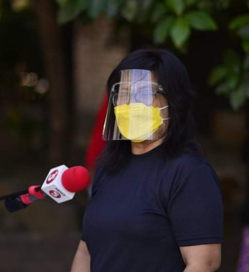 PinoyAkoBlog's tweet photo. Maganda siya sa mga nakasalamin. Di nagmomoist ang eyeglass. #YellowMask https://t.co/QJSwaCPMqO
