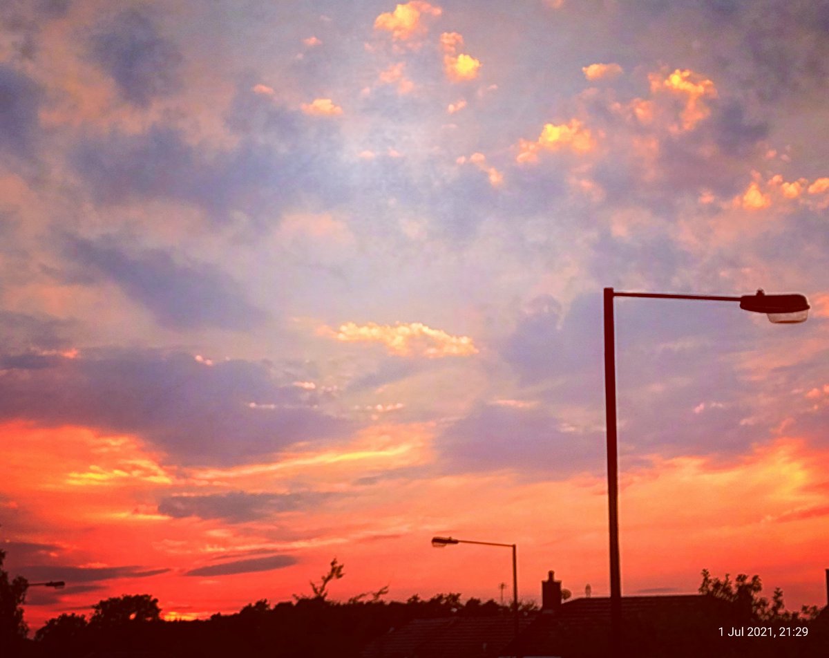 DancingBearSi's tweet photo. Glorious sunset over Birmingham last night to herald in #FollowBackFriday #FBPE #GayEuropean #GayBrum #GayBrummie https://t.co/i2UwLXx873