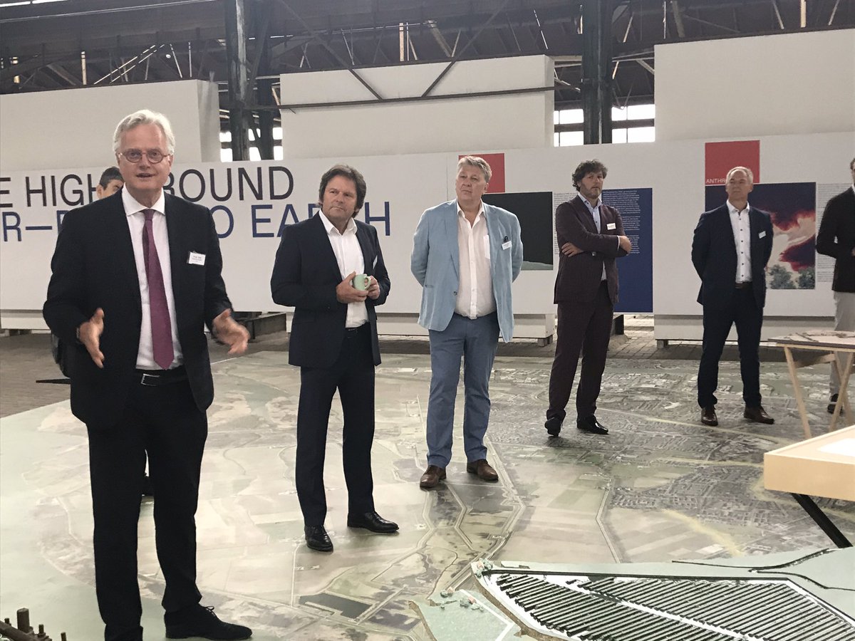 pietsleeking's tweet photo. Imposante expositie in de #Biesboschhal #Dordrecht verzorgd door oa @IABR met Deltacommissaris @PCGGlas en Watergezant @henkovink ; waterveiligheid als hefboom voor #gebiedsontwikkeling https://t.co/IK00321WOl