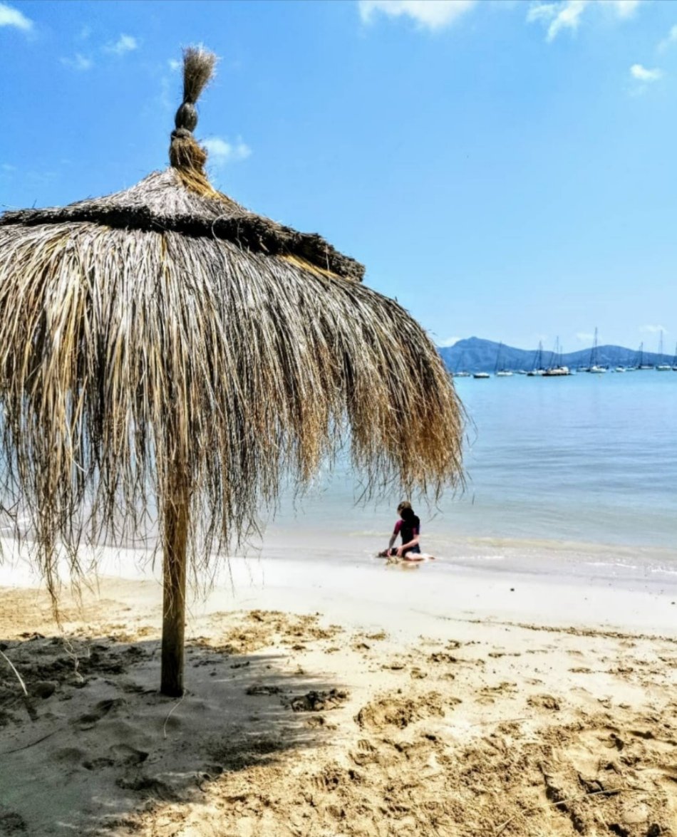 The parasols are going up 🏖 🙌🏼

#portdepollença #happydays