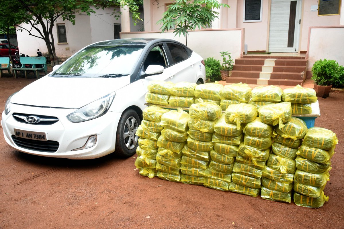 TelanganaCOPs's tweet photo. #WarangalPolice busted #GanjaRacket.
#WarangalTaskForce Police Officers &amp; #Jangampolice officers arrested 3 ganja smugglers, seized 126 Kgs ganja worth 12 lakhs 60 thousand &amp; recovered a car, 3 cellphones from their possessions. https://t.co/BKvxA7ePLo