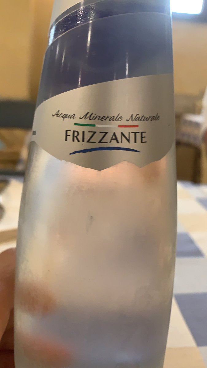 milfhunter994's tweet photo. Chi beve l'acqua naturale è un bugiardo https://t.co/tZQYgJNOE8