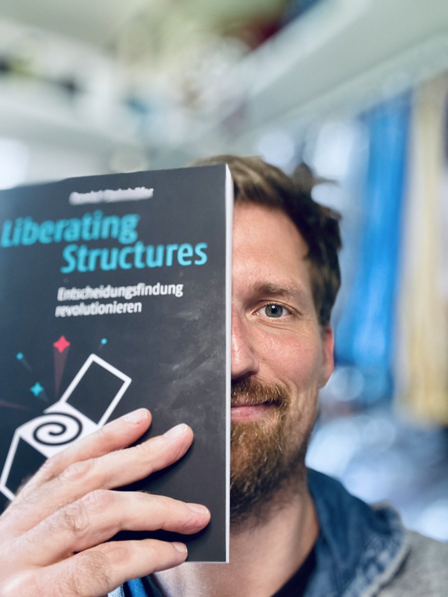 Es ist daaaaa! Nach 3.5 Jahren intensiver -prokrast- … ähh … Arbeit! Nach 3.5 Stunden schon ganz schön speckig! Es riecht auf jeden Fall gut! Begleitinfos kommen bald auf liberatingstructures.de/buch