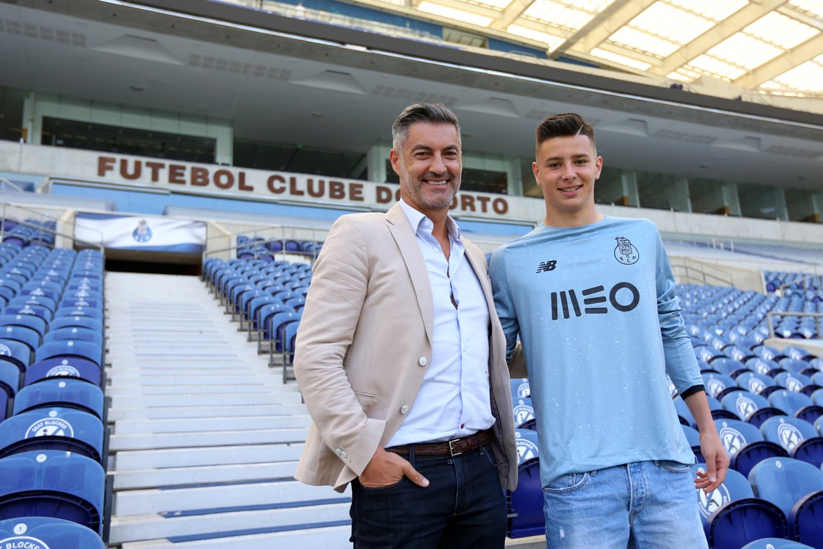 FCPorto's tweet photo. 🔵⚪ Diogo Fernandes assina contrato com o FC Porto
👉 16 anos 🇵🇹 Português 📍 Guarda-redes
🎙 "É um orgulho assinar o meu primeiro contrato profissional com este grande clube"
#FCPorto #Sub17 #FCPortoSub17 https://t.co/nUTngh1biA