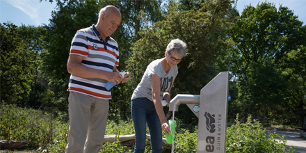 Gisteren is #statiegeld op kleine flesjes ingevoerd. Wil je het verschil maken? Door niet langer flesjes water te kopen, maar recyclebare flesjes bij een tapkraan opnieuw te vullen met koel drinkwater, besparen we onder andere CO2. Op dunea.nl/tapkranen staan alle tapkranen.