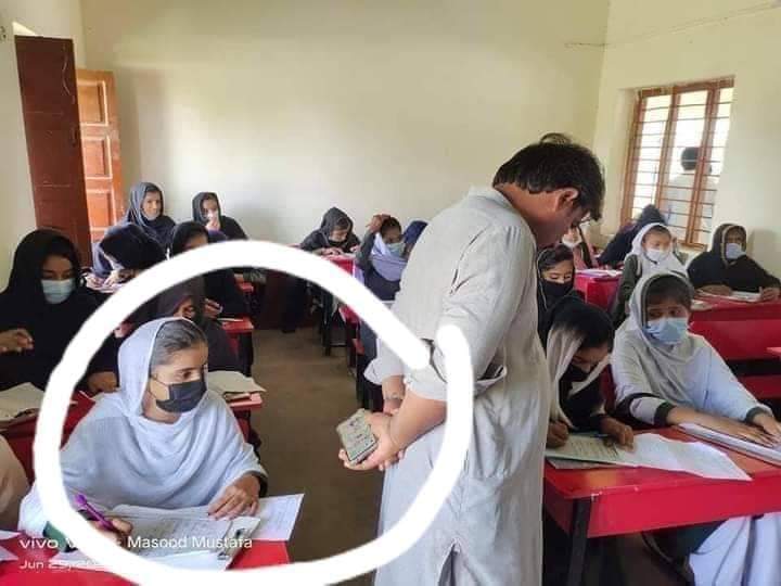 FarihaNooor's tweet image. پيپر چيڪ ڪرڻ صحافي جو ڪم ناهي، نياڻين جي مٿان ائين بيهڻ صحافي جو ڪم ناهي، هن جاھل ڄٽ کي اندر داخل ٿيڻ ڪنھن ڏنو ھي ٽڪي جا اڻپڙھيل اطاۂي صحافي آخر ايتري ھمٿ ڪٿان پيا آڻن انتظاميہ کي گھرجي تہ ھن خلاف ايڪشن کڻي.
Location, Akri, Mirpurkhas