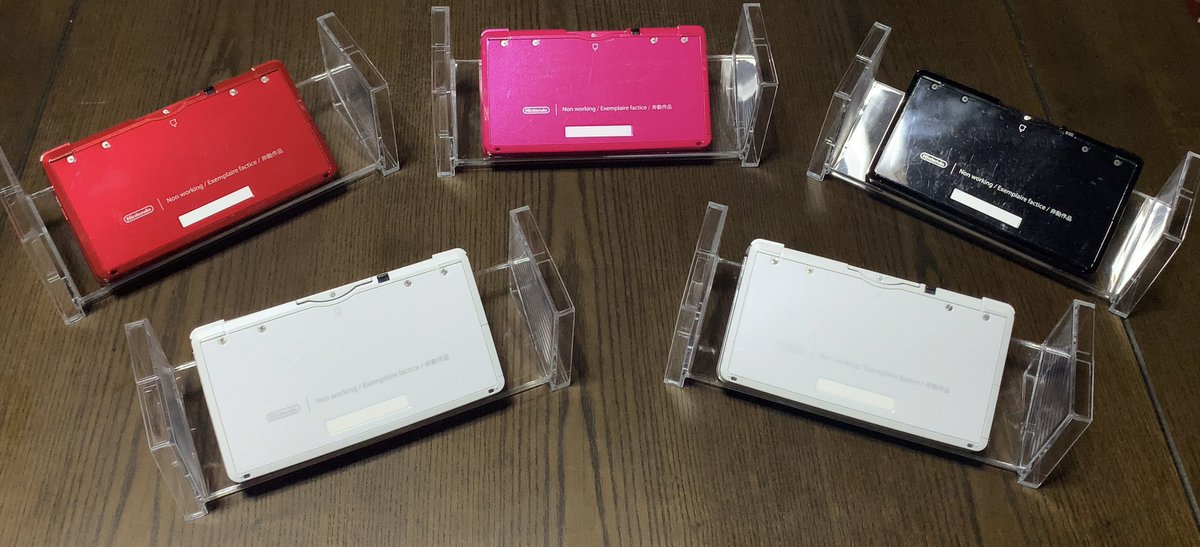 blackbe38744062's tweet photo. ダイソーのボトルスタンドを買ったので、並べてみた!
3DS Non working / Exemplaire factice / 非動作品
#任天堂 #3DS #非動作品 #非売品 #Nonworking #モック #アップ #Mock #up #ダイソー #DAISO #ボトルスタンド #Bottlestand #レトロコンシューマー愛好会 https://t.co/cfFpT2St1u