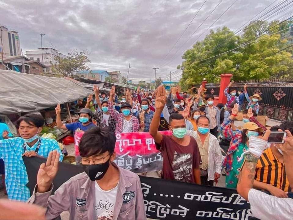 don_msi's tweet photo. On the morning of July 2, a protest was demonstrated against the military dictatorship at a market by the alliance of peopl in #Mandalay. 
#July2Coup #WhatsHappeninglnMyanmar https://t.co/Rl5Dnhw5kX